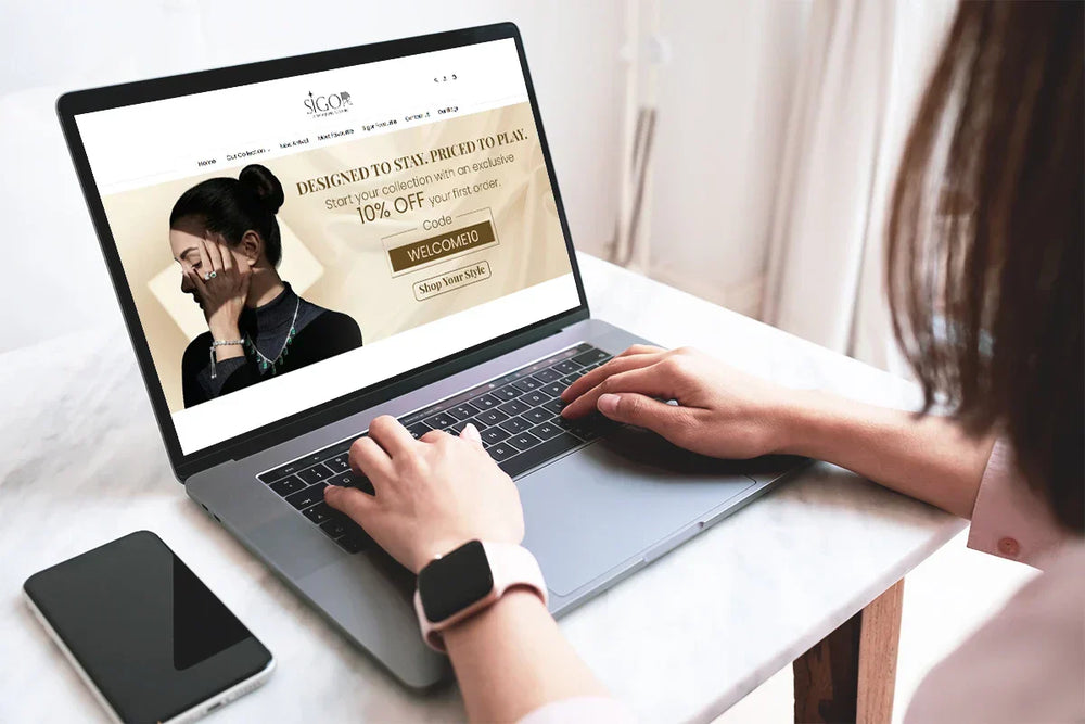 Women Purchsing Silver Jewellery Online from Sigor