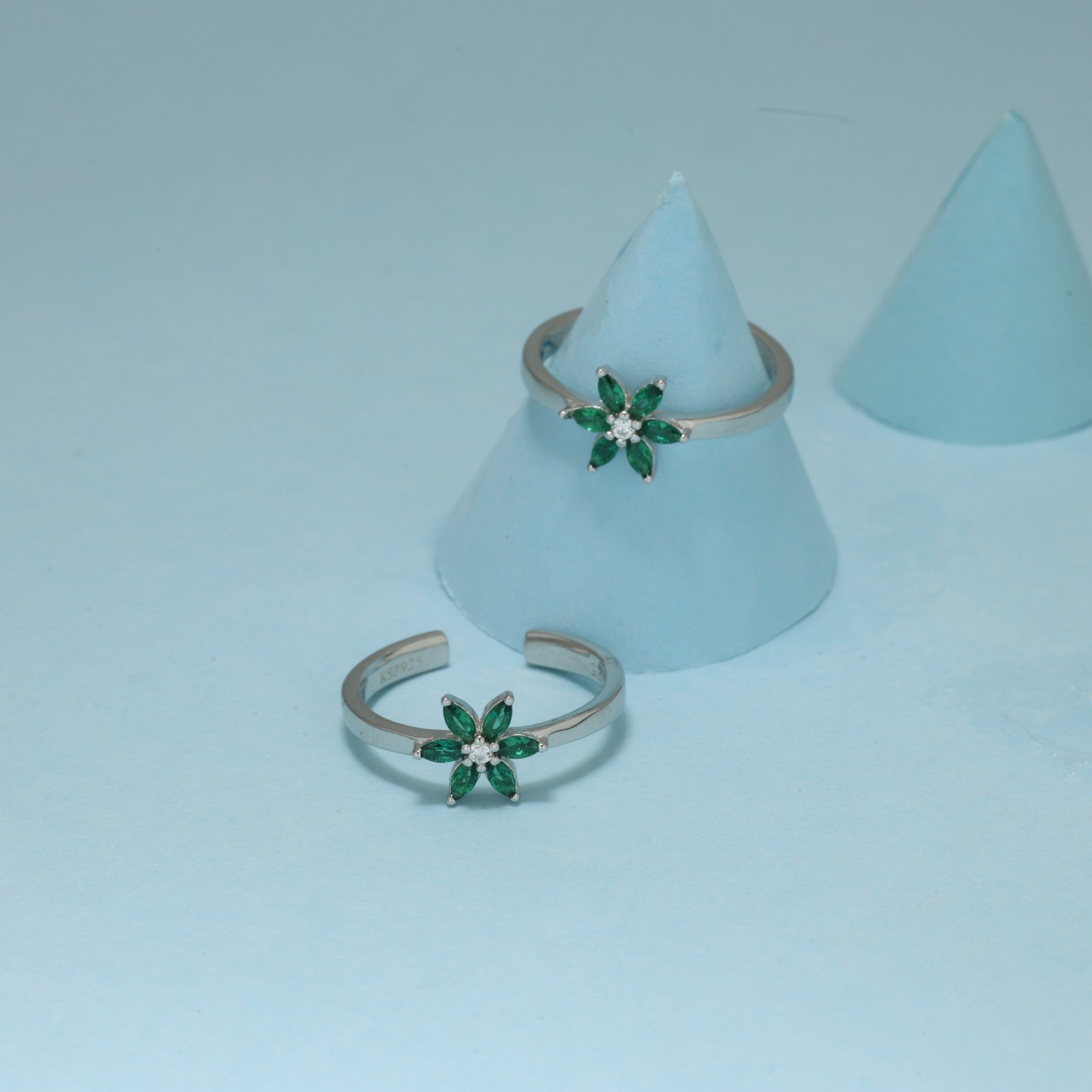 Emerald Bloom Toe Ring